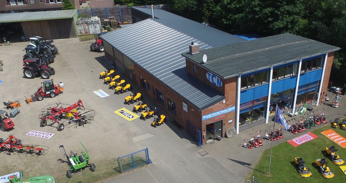 Luftaufnahme der Technik-Center Niebüll GmbH mit Traktoren und landwirtschaftlichem Gerät auf dem Hof